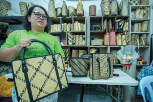 玛丽亚关制作的藤编包远销西班牙巴塞罗那、迪拜、土耳其及纽西兰。