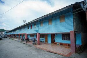 弄伯典其中两座长屋。