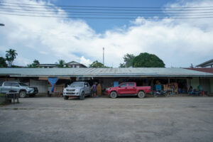 宁静的弄伯典小镇中仍在营业的少数杂货店之一。