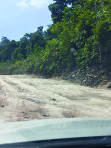 从弄拉玛通往弄伯典的道路，雨季时泥泞湿滑。