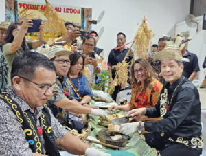 丹尼斯敖（右）与妻子拿汀德比依兰合摄于村里的庆典活动会上。