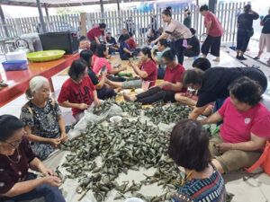 村内妇女忙于参与2025年Dau Ledoh庆典准备工作。